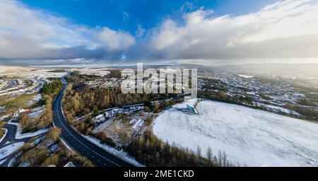Panoramablick aus der Vogelperspektive auf eine schneebedeckte walisische Stadt (Ebbw Vale) Stockfoto