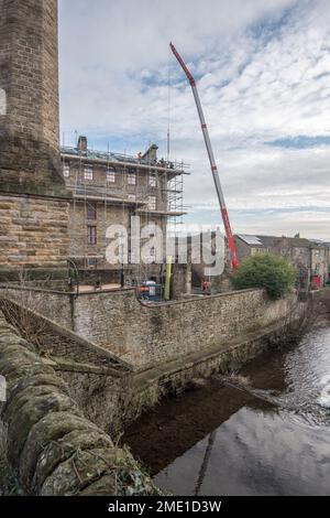 Großer Kran (Guy Crane Hire UK), der beim Bauen im McCarthy & Stone Apartmentblock in Skipton behilflich ist... In der Nähe von Cotton Mill & Civic Offices. Stockfoto