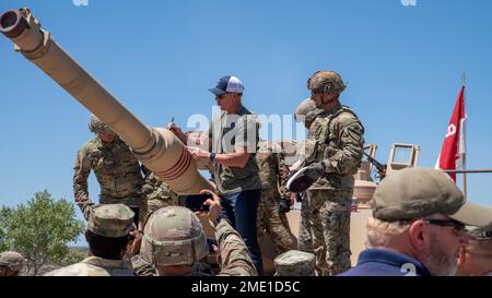 Die NFL Hall of Famer und der dreimalige Super Bowl-Gewinner Troy Aikman haben heute in Fort Hood, Texas, das Hauptgewehr eines M1A2 Abrams SEPv3 Panzers unterzeichnet. Aikman hatte die seltene Gelegenheit, in der neuesten Version des Militärpanzers zu sein, als die Hauptwaffe abgefeuert wurde. Stockfoto