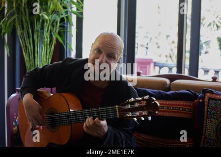 Ein Mann, der im Inneren gefühlsmäßig Gitarre spielt Stockfoto