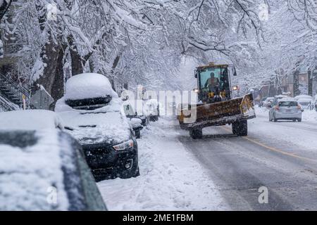 Montreal, KANADA - 17. Dezember 2022: Schneepflug räumt Schnee von der Straße. Stockfoto