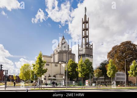 Amiens, Frankreich - 28. September 2022: Eglise St. Ehrenwort in Amiens mit unbekannten Leuten. Nach der Zerstörung wurde die Kirche im Art déco-Stil wieder aufgebaut Stockfoto