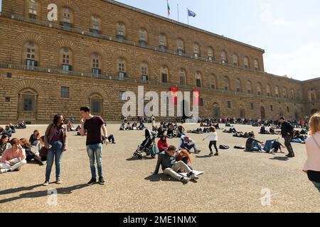 Fassade des Palazzo Pitti Palast mit Galerie für moderne Kunst großes Gebäude auf Piazza dei Pitti Platz im historischen Zentrum von Florenz Stadt, blauer Himmel wh Stockfoto