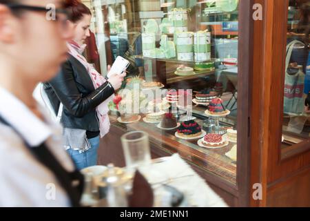 Eine reiche Auswahl an italienischen Plätzchen, Donuts und Waffeln in der typischen Konditorei in der Straße von Florenz. Stockfoto