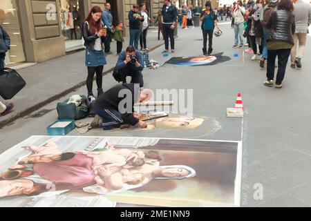 Italien, Florenz, ein Maler macht ein Porträt in den Straßen von florenz - Straßenkünstler malt ein Porträt. Italien Florenz Straßenmaler Stockfoto