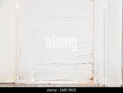 Ein Farbschuss, der von einer Holztür abblättert Stockfoto