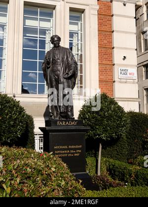 Das Statut von Michael Faraday außerhalb der ursprünglich gemeinsamen Untersuchungshalle für das Royal College of Physicians und das Royal College of Surgeons Stockfoto