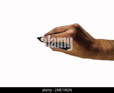 Die schwarze männliche Hand kann mit einem schwarzen Marker gezeichnet werden. Isoliert auf weiß. Stockfoto
