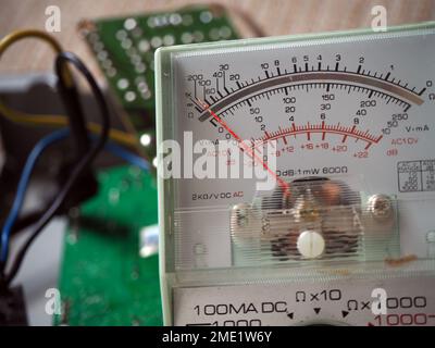 Nahaufnahme des analogen Multimeters. Messuhr eines Multimeters. Stockfoto