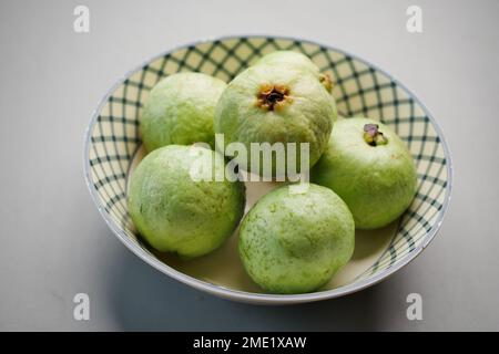 Nahaufnahme der Guava-Scheibe auf dem Tisch Stockfoto