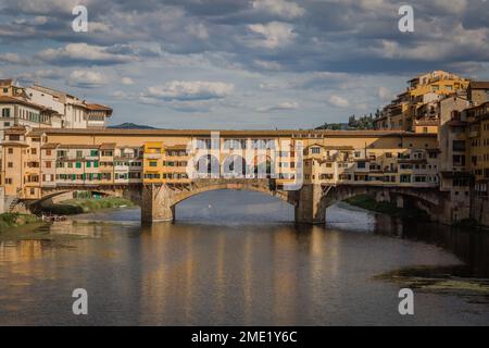 Die berühmte Ponte Vecchio („alte Brücke“), eine mittelalterliche, geschlossene Bogenbrücke aus Stein, die über dem Fluss Arno gebaut wurde, in Florenz, Italien. Stockfoto