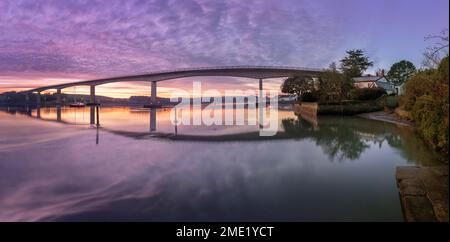 Blick auf die Torridge Bridge, während Pastellfarben sich über den Morgenhimmel erstrecken und sich im Fluss Torridge spiegeln, kurz vor Sonnenaufgang in Lower Clea Stockfoto