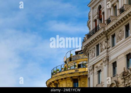 Bunte Pflanzen und alte, aber gepflegte Terrassen im Herzen von Rom, Italien. Stockfoto