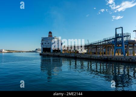 MALAGA, SPANIEN - 14. JANUAR 2023: Fähre im Hafen von Malaga, Spanien am 14. Januar 2023 Stockfoto