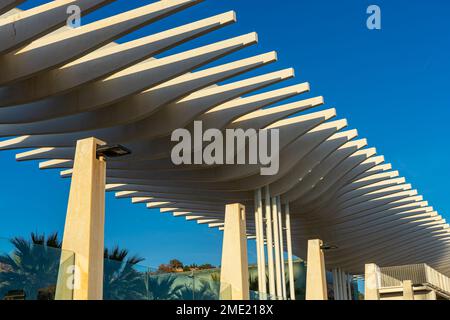 MALAGA, SPANIEN - 14. JANUAR 2023: Weiße Pergola (Hafen von Malaga) in Malaga, Spanien am 14. Januar 2023 Stockfoto