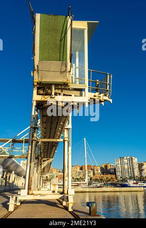 MALAGA, SPANIEN - 14. JANUAR 2023: Gangway-Leiter im Hafen von Malaga, Spanien am 14. Januar 2023 Stockfoto