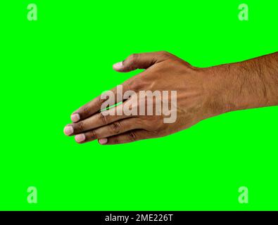 Schwarzer Mann mit offenem, von Hand isoliertem Ausschnitt auf grünem Hintergrund und Chromschlüssel Stockfoto