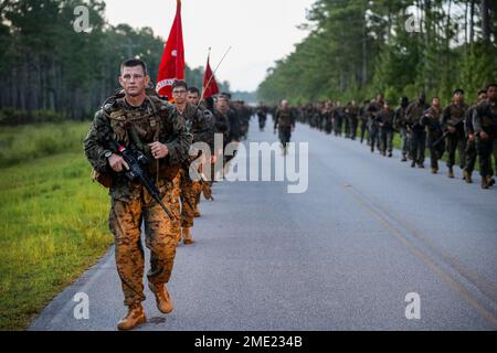 USA Oberstleutnant Brandon Cooley, der kommandierende Offizier des 8. Ingenieurstützungsbataillons, Combat Logistics Regiment 27, 2. Marine Logistics Group, führt eine 15 km lange Wanderung als Höhepunkt für Summer Pioneer 22 in Camp Lejeune, North Carolina, 27. Juli 2022. Übung Summer Pioneer 2022 ist eine Marinetechnikübung, bei der integrierte US-amerikanische Marine Corps und US Marinestrukturen zur Einrichtung und Aufrechterhaltung von Expeditionary Advanced Bases und Maritime Domain Awareness. Stockfoto