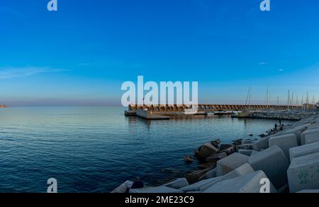 MALAGA, SPANIEN - 14. JANUAR 2023: Panoramablick auf den Kai in Malaga, Spanien am 14. Januar 2023 Stockfoto