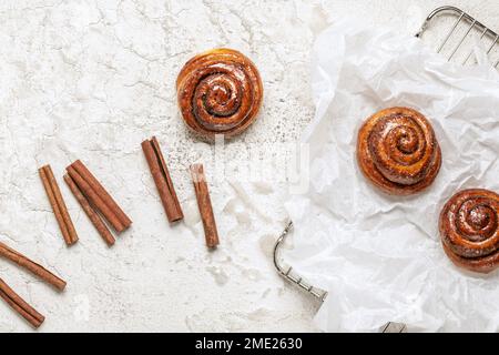 Frisch gebackene hausgemachte Zimtschnecken oder Zimtbrötchen auf Backpapier Stockfoto
