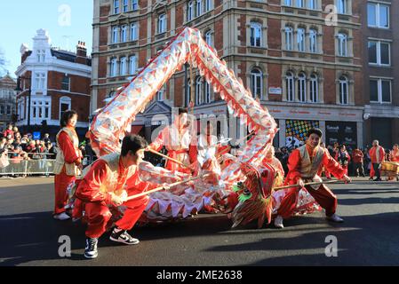 Drachentänzer beim Festival of Spring Celebration in London for the Year of the Rabbit, Januar 2023 Stockfoto