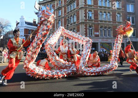 Drachentänzer beim Festival of Spring Celebration in London for the Year of the Rabbit, Januar 2023 Stockfoto