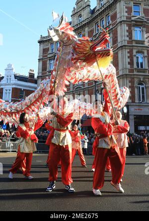 Drachentänzer beim Festival of Spring Celebration in London for the Year of the Rabbit, Januar 2023 Stockfoto