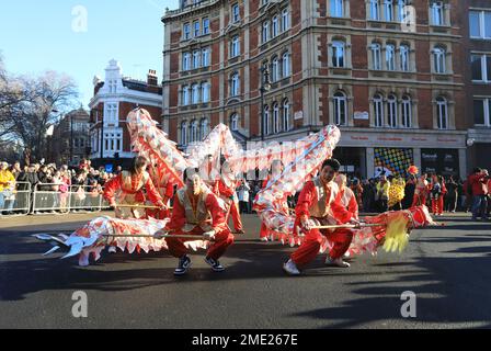 Drachentänzer beim Festival of Spring Celebration in London for the Year of the Rabbit, Januar 2023 Stockfoto