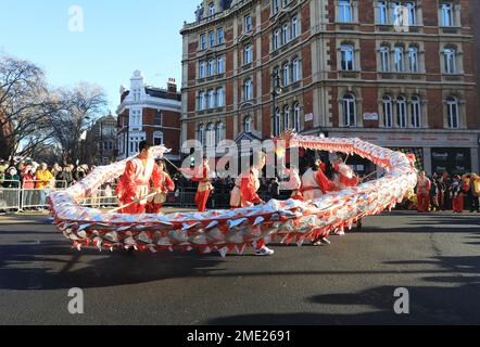 Drachentänzer beim Festival of Spring Celebration in London for the Year of the Rabbit, Januar 2023 Stockfoto