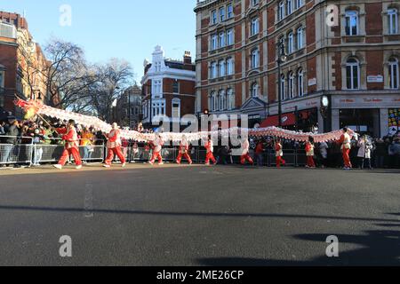 Drachentänzer beim Festival of Spring Celebration in London for the Year of the Rabbit, Januar 2023 Stockfoto