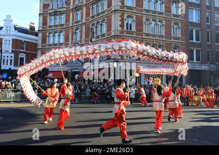 Drachentänzer beim Festival of Spring Celebration in London for the Year of the Rabbit, Januar 2023 Stockfoto