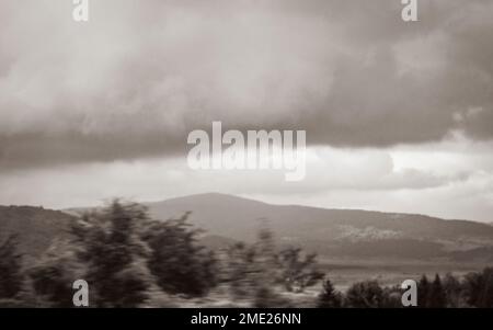 Natürliche Landschaft Berge Hügel und landwirtschaftliche Flächen während der Fahrt in Kroatien. Stockfoto