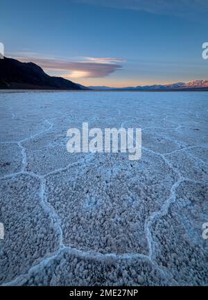 Salzformationen im Badwater Basin im Death Valley-Nationalpark, Kalifornien. Stockfoto