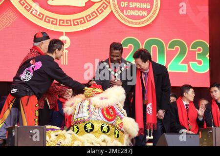 Bürgermeister von Camden Cllr Nasim Ali nimmt an der Lions' Eye Dotting Ceremony im Rahmen der chinesischen Neujahrsfeier 2023 in London Teil Stockfoto