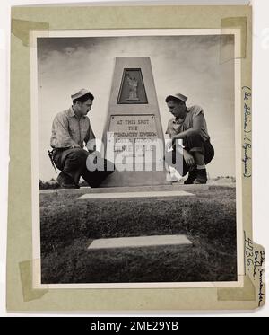 Sie Erinnern Sich An Ernie. An einem ruhigen Ort in Shima zollen die Küstenwachmänner Ernie Pyle, einem weit verbreiteten Kriegskorrespondenten, die bei der Invasion der winzigen Insel vor Okinawa sein Leben verloren hat, ihren Respekt. Die Küstenwachmänner sind Andrew A. Azzarello (links), Bootsmann zweiter Klasse aus New Orleans, und Robert C. Campbell, Seemann erster Klasse, aus Harrisburg, Pa Sie besuchten das vor Kurzem geschaffene Denkmal, als ihre von der Küstenwache bemannte LST auf der Insel eintraf. Stockfoto