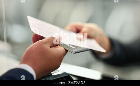 Ticket, Reise und Person, die einem Arbeitnehmer einen Reisepass für Dokumente, Urlaub und Flugzeugeinstieg ausgibt. Fliegen, kaufen und am Flughafen abgeben mit Stockfoto