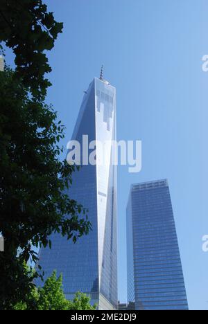 Das One World Trade Center in der Fulton Street 285 in Lower Manhattan, New York City, NY, USA, liegt im Grünen Stockfoto