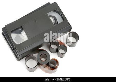 Ein Satz Videobänder und fotografischer Film, isoliert auf weißem Hintergrund. Nachgerüstete Ausrüstung. Flach liegend, Draufsicht. Geben Sie Platz für Text frei. Stockfoto