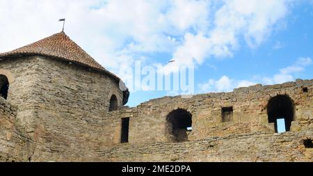 Festungsturm mit gefliestem Dach auf blauem Himmelshintergrund. Standort Place Ukraine, Europa. Entdecken Sie die Schönheit der Welt. Breites Foto Stockfoto