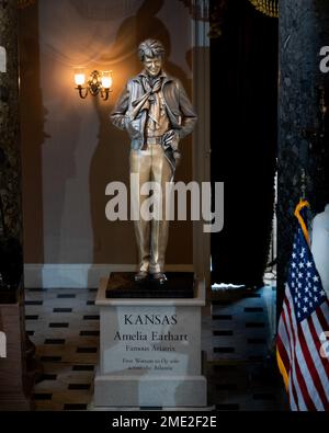 220727-N-FD081-1041 WASHINGTON (27. Juli 2022) Navy Band Sea Chanters treten für die Einweihungszeremonie der Amelia Earhart gstatue in der Statuary Hall im Kapitol der Vereinigten Staaten auf. Stockfoto