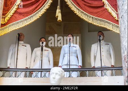 220727-N-FD081-1013 WASHINGTON (27. Juli 2022) Navy Band Sea Chanters treten für die Einweihungszeremonie der Amelia Earhart Statue in der Statuary Hall im Kapitol der Vereinigten Staaten auf. Stockfoto