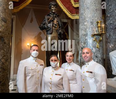 220727-N-FD081-1091 WASHINGTON (27. Juli 2022) Navy Band Sea Chanters treten für die Einweihungszeremonie der Amelia Earhart Statue in der Statuary Hall im Kapitol der Vereinigten Staaten auf. Stockfoto