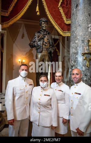 220727-N-FD081-1086 WASHINGTON (27. Juli 2022) Navy Band Sea Chanters treten für die Einweihungszeremonie der Amelia Earhart Statue in der Staturary Hall im Kapitol der Vereinigten Staaten auf. Stockfoto