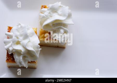 Hüttenkäse Strudel mit Puderzucker, Zutaten für Quarkskäse Strudel aus Quarkskäse. Bayerische Nachspeise, ein Stück frisch gebackener hausgemachter Strudel mit Collage-Käse Stockfoto