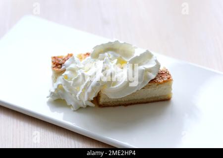 Slow Motion Full HD 240fps Creme gegossen auf Käsekuchen Hüttenkäse Auflauf hausgemachter Kuchen köstliches Frühstück gesundes Essen Kalzium für Kinder wunderschönes Dessert mit Sesamsamen Stockfoto