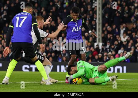 Hugo Lloris #1 von Tottenham Hotspur spart beim Premier League-Spiel Fulham gegen Tottenham Hotspur in Craven Cottage, London, Großbritannien, 23. Januar 2023 (Foto von Mark Cosgrove/News Images) Stockfoto