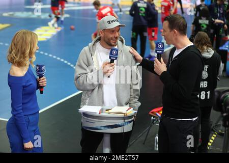 Kattowitz, Polen. 23. Januar 2023. Handball: Weltmeisterschaft, Deutschland - Norwegen, Hauptrunde, Gruppe 3, Spieltag 3 in Spodek, ehemaliger Fußballspieler Lukas Podolski (M) spricht während des Interviews mit Stephanie Müller-Spirra und Dominik Klein. Kredit: Jan Woitas/dpa/Alamy Live News Stockfoto