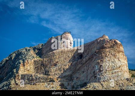 Das Crazy Horse Memorial in South Dakota unter blauem Himmel Stockfoto