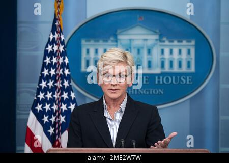 Washington, Usa. 23. Januar 2023. Jennifer Granholm, US-Energieministerin, spricht am Montag, den 23. Januar 2023, auf einer Pressekonferenz im James S. Brady Press Briefing Room im Weißen Haus in Washington, DC. Granholm wies darauf hin, dass die Benzinpreise seit ihrem Höchststand von über $5 US-Dollar im Sommer um $1,60 US-Dollar pro Gallone gesunken seien, und betonte die Aufforderung von Präsident Biden an die Öl- und Gasproduzenten, ihre Kosten für die Verbraucher zu senken. Foto: Al Drago/UPI Credit: UPI/Alamy Live News Stockfoto