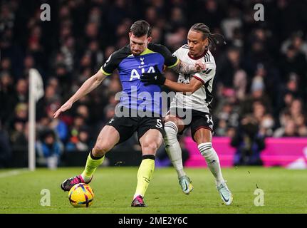 Tottenham Hotspurs Pierre-Emile Hojbjerg und Fulhams Bobby deCordova-Reid (rechts) kämpfen während des Premier League-Spiels im Craven Cottage, London, um den Ball. Foto: Montag, 23. Januar 2023. Stockfoto